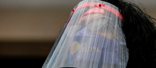 Una mujer con mascarilla en Perú Una mujer con mascarilla en Perú - Sputnik Mundo