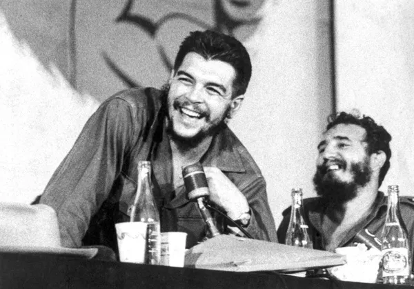 En 1953, Che Guevara dejó su patria y partió en su segundo viaje por el continente. Fue en México donde el destino lo cruzó con Fidel Castro.En la foto: el Che Guevara junto a Fidel Castro. En 1953, Che Guevara dejó su patria y partió en su segundo viaje por el continente. Fue en México donde el destino lo cruzó con Fidel Castro.En la foto: el Che Guevara junto a Fidel Castro. - Sputnik Mundo