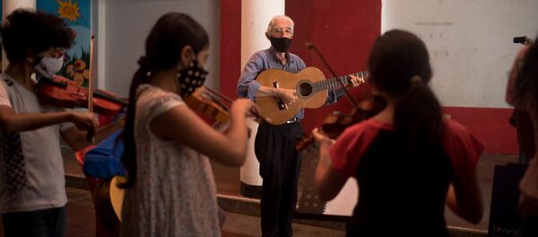 Desde hace 40 años, el profesor Narciso Pichardo enseña música en La Pastora, en el oeste de Caracas - Sputnik Mundo