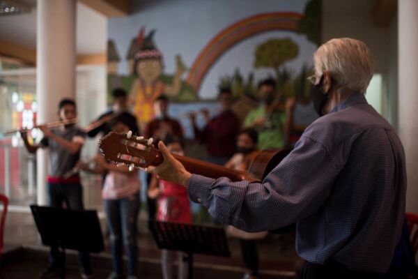 Llueva, truene o haya pandemia el maestro Pichardo lleva la música a los niños en Caracas | Fotos Llueva, truene o haya pandemia el maestro Pichardo lleva la música a los niños en Caracas | Fotos - Sputnik Mundo
