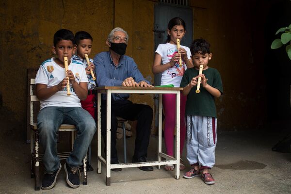 Llueva, truene o haya pandemia el maestro Pichardo lleva la música a los niños en Caracas | Fotos Llueva, truene o haya pandemia el maestro Pichardo lleva la música a los niños en Caracas | Fotos - Sputnik Mundo