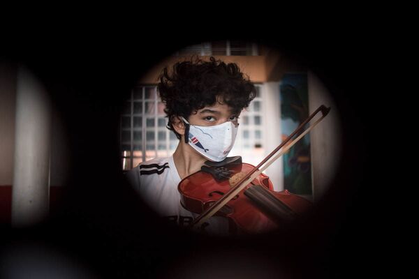 Llueva, truene o haya pandemia el maestro Pichardo lleva la música a los niños en Caracas | Fotos Llueva, truene o haya pandemia el maestro Pichardo lleva la música a los niños en Caracas | Fotos - Sputnik Mundo