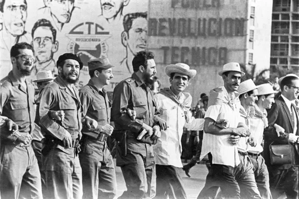 En 1956, ochenta y dos valientes partieron en el yate Granma para continuar la rebelión de guerrilla contra la dictadura de Fulgencio Batista y escribir una de las páginas más luminosas de la historia: la Revolución cubana.En la foto: el Che junto a Raúl y Fidel Castro durante una marcha. En 1956, ochenta y dos valientes partieron en el yate Granma para continuar la rebelión de guerrilla contra la dictadura de Fulgencio Batista y escribir una de las páginas más luminosas de la historia: la Revolución cubana.En la foto: el Che junto a Raúl y Fidel Castro durante una marcha. - Sputnik Mundo