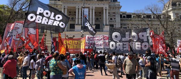 La extensa caravana marchó hasta las afueras de la sede del Poder Ejecutivo de la provincia de Buenos Aires - Sputnik Mundo