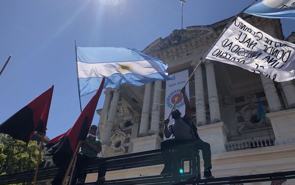 Cientos se movilizaron en la ciudad de La Plata en apoya a las 2.500 familias que ocupan tierras vacías - Sputnik Mundo