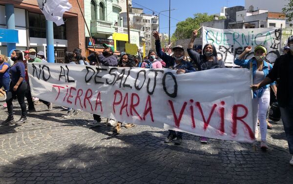 Cientos se movilizaron en la ciudad de La Plata en apoya a las 2.500 familias que ocupan tierras vacías - Sputnik Mundo