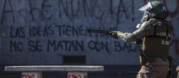 Efectivo de Carabineros empuñando su arma Efectivo de Carabineros empuñando su arma - Sputnik Mundo