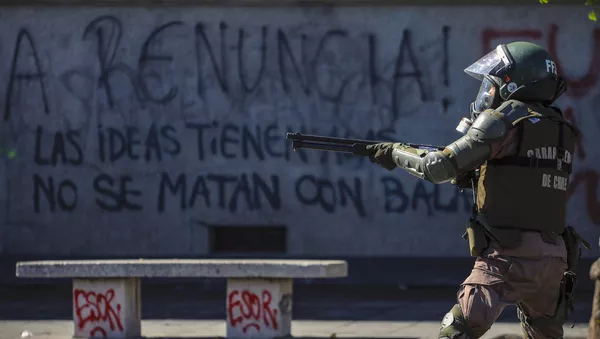 Efectivo de Carabineros empuñando su arma