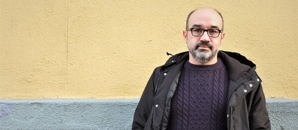 El escritor español Alberto Olmos en una calle de Madrid - Sputnik Mundo