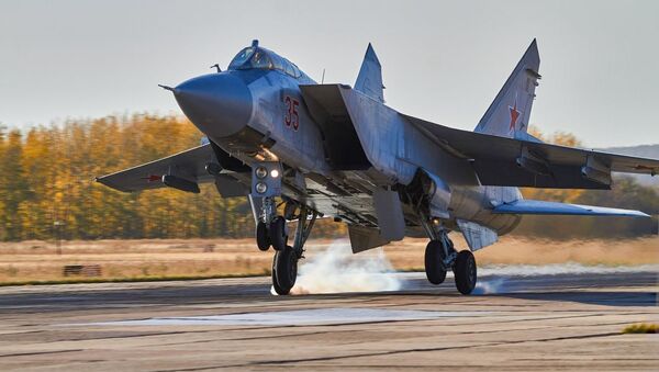 Los pilotos rusos llevan al límite las capacidades de los cazas MiG-31 y Su-35

 - Sputnik Mundo