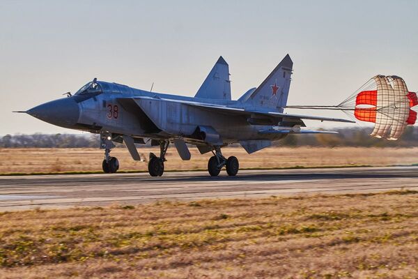 Los pilotos rusos llevan al límite las capacidades de los cazas MiG-31 y Su-35

 - Sputnik Mundo