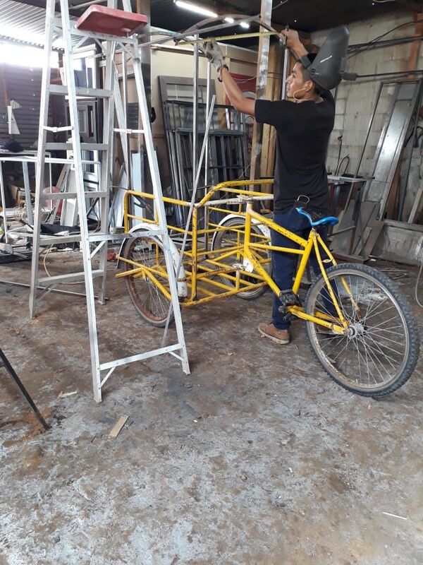 Un triciclo escuela: el profesor Lalito pedalea por la educación en Guatemala - Sputnik Mundo