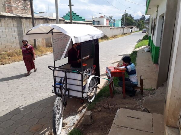 Un triciclo escuela: el profesor Lalito pedalea por la educación en Guatemala - Sputnik Mundo