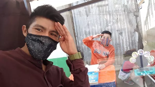 El profesor Lalito junto a un alumno - Sputnik Mundo