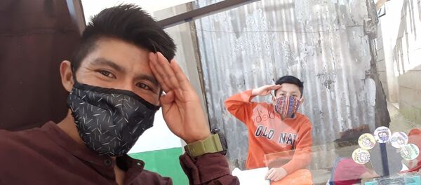 El profesor Lalito junto a un alumno - Sputnik Mundo