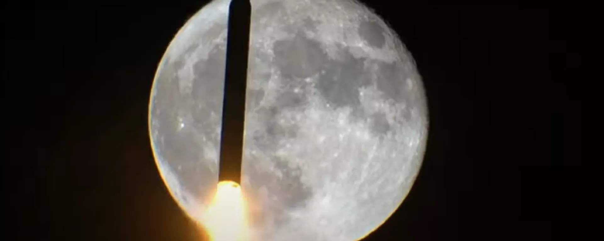 Un cohete pasa por delante de la luna Un cohete pasa por delante de la luna - Sputnik Mundo, 1920, 19.02.2021