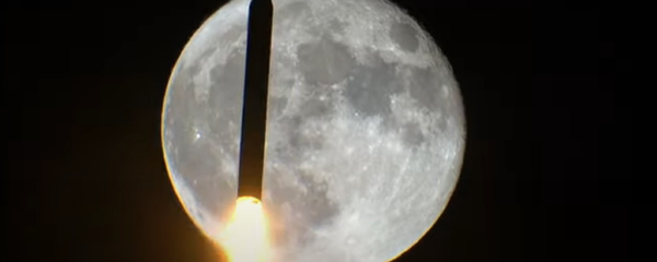 Un cohete pasa por delante de la luna Un cohete pasa por delante de la luna - Sputnik Mundo