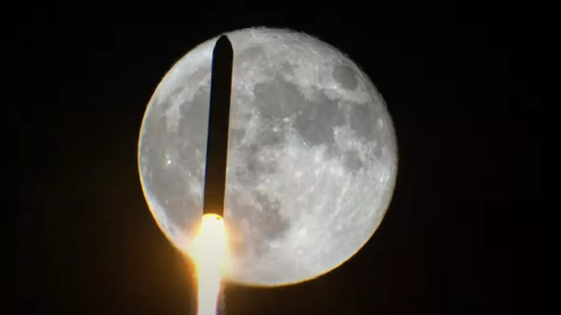 Un cohete pasa por delante de la luna