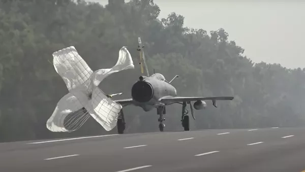 Un caza aterriza con paracaídas sobre una autovia en Pakistán - Sputnik Mundo