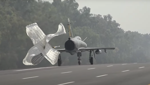 Un caza aterriza con paracaídas sobre una autovia en Pakistán - Sputnik Mundo