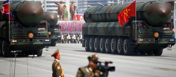Un proyectil balístico intercontinental móvil de carretera (ICBM) de Corea del Norte - Sputnik Mundo