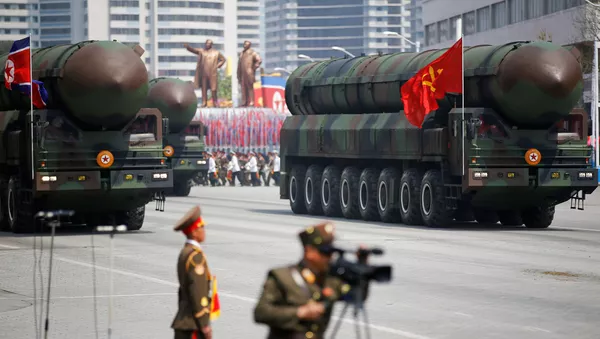 En un desfile militar de gran escala, el Gobierno de Corea del Norte presentó un nuevo misil balístico intercontinental. Pyongyang también exhibió las armas de largo alcance del país por primera vez en dos años.
Analistas dijeron que el misil, que fue presentado sobre un vehículo transportador con 11 ejes, sería uno de los proyectiles balísticos intercontinentales (ICBM) emplazados sobre vehículos transportadores más grandes del mundo si entra en funcionamiento. - Sputnik Mundo
