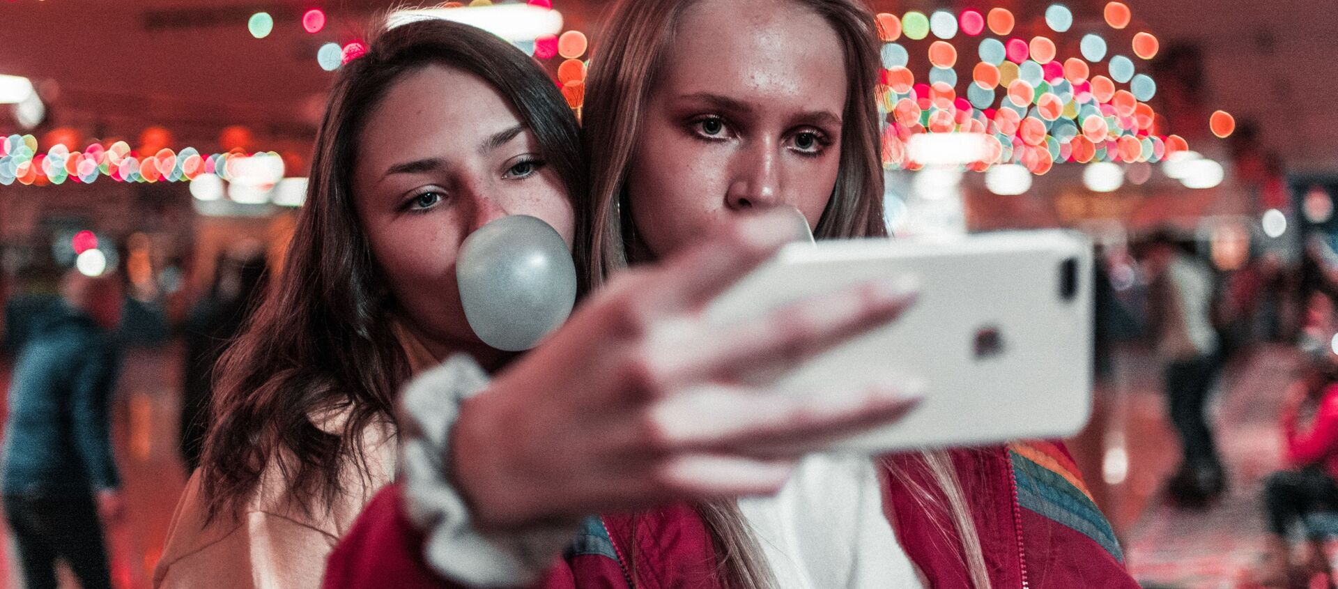 Dos chicas con un smartphone (imagen referencial) - Sputnik Mundo, 1920, 11.10.2020