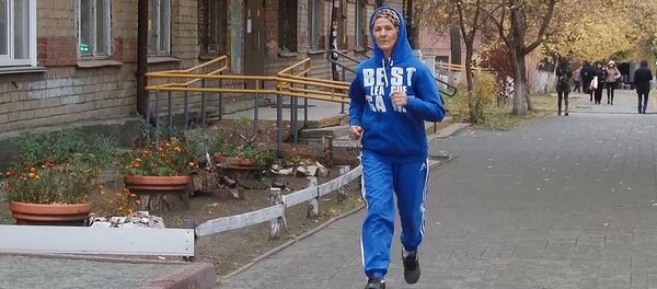 La jubilada Nadezhda Medvédeva corre por la calle - Sputnik Mundo
