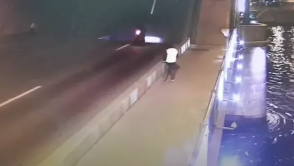 Vídeo: un motociclista muere al caer desde un puente levadizo en San Petersburgo  - Sputnik Mundo