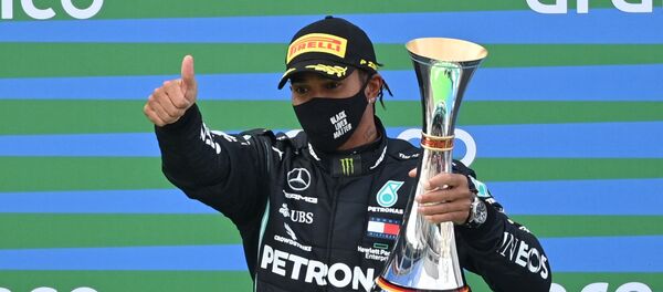 Lewis Hamilton celebra su victoria en el Gran Premio de Eifel, Nurburg, Alemania, el 11 de octubre. - Sputnik Mundo