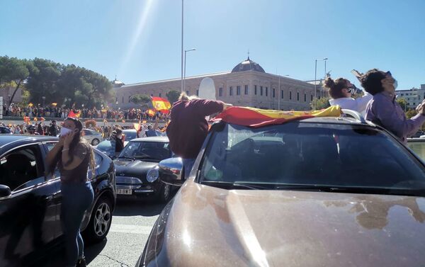 La derecha española protesta por el estado de alarma decretado en Madrid  - Sputnik Mundo