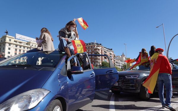 La derecha española protesta por el estado de alarma decretado en Madrid  - Sputnik Mundo