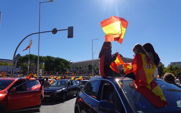 La derecha española protesta por el estado de alarma decretado en Madrid  - Sputnik Mundo