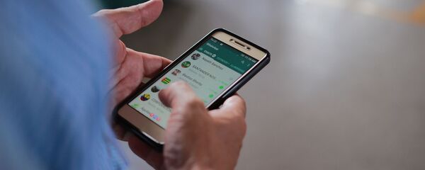 Un teléfono con WhatsApp - Sputnik Mundo