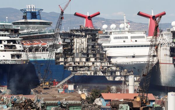 Cruceros en proceso de desmantelamiento en Aliaga, Turquía, el 2 de octubre  - Sputnik Mundo