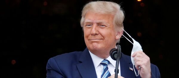 El presidente Trump se quita la mascarilla El presidente Trump se quita la mascarilla - Sputnik Mundo