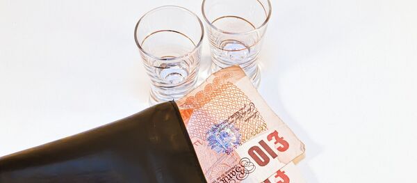 Dos vasos y unos billetes de dinero, referencial - Sputnik Mundo