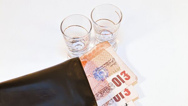 Dos vasos y unos billetes de dinero, referencial - Sputnik Mundo