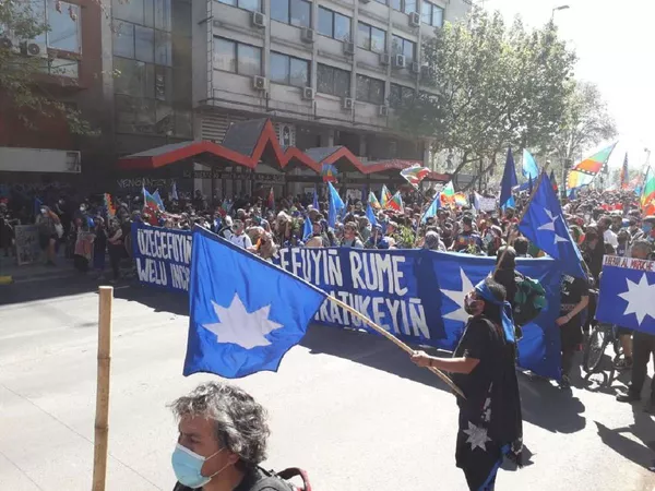 Marcha por la lucha mapuche y el 12 de octubre en Chile - Sputnik Mundo