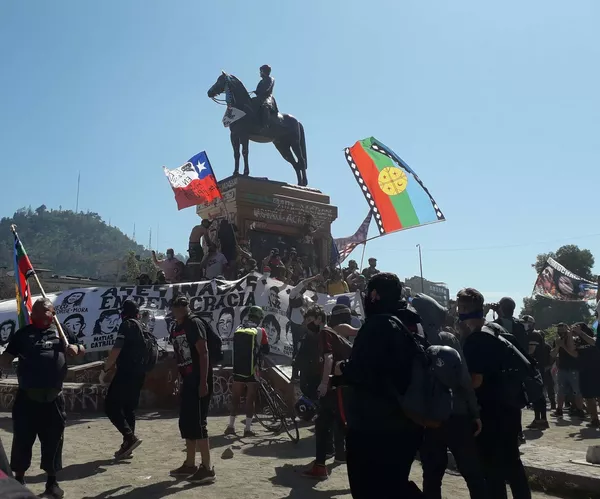 Marcha por la lucha mapuche y el 12 de octubre en Chile - Sputnik Mundo