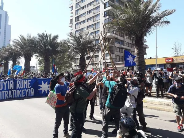 Marcha por la lucha mapuche y el 12 de octubre en Chile - Sputnik Mundo