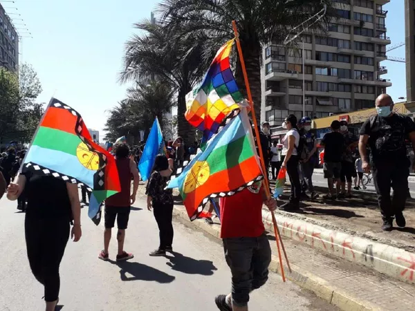 Marcha por la lucha mapuche y el 12 de octubre en Chile - Sputnik Mundo