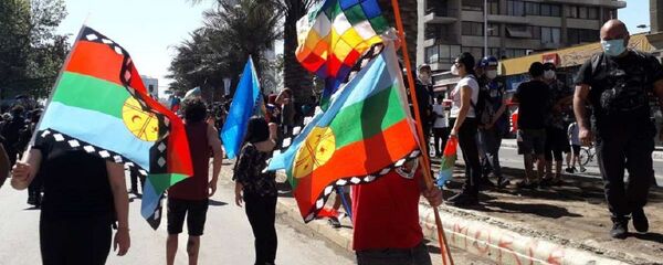 Marcha por la lucha mapuche y el 12 de octubre en Chile - Sputnik Mundo