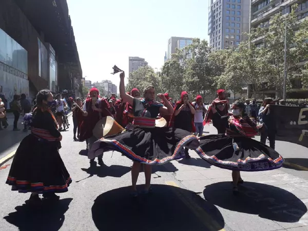 Marcha por la lucha mapuche y el 12 de octubre en Chile - Sputnik Mundo