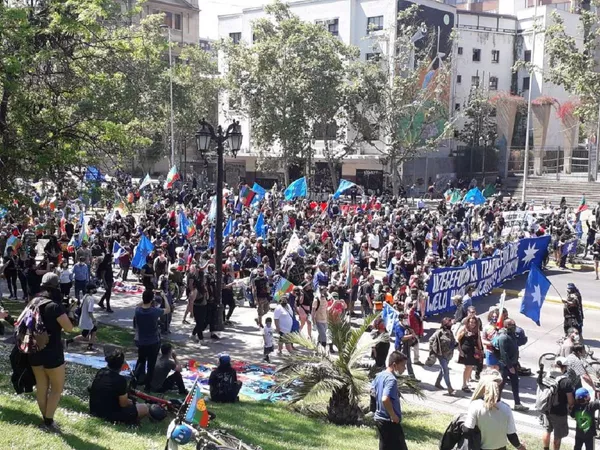 Marcha por la lucha mapuche y el 12 de octubre en Chile - Sputnik Mundo