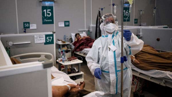 Un médico atiende a los pacientes con coronavirus en Rusia Un médico atiende a los pacientes con coronavirus en Rusia - Sputnik Mundo