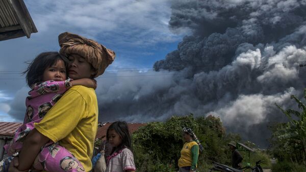 El estratovolcán Sinabung, una verdadera pesadilla para miles de personas

 - Sputnik Mundo