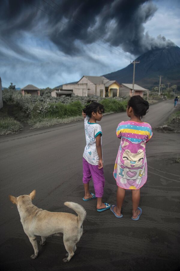 El estratovolcán Sinabung, una verdadera pesadilla para miles de personas

 - Sputnik Mundo