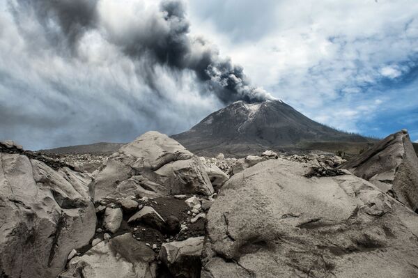 El estratovolcán Sinabung, una verdadera pesadilla para miles de personas

 - Sputnik Mundo