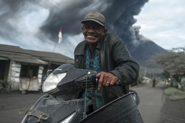 El estratovolcán Sinabung, una verdadera pesadilla para miles de personas

 - Sputnik Mundo